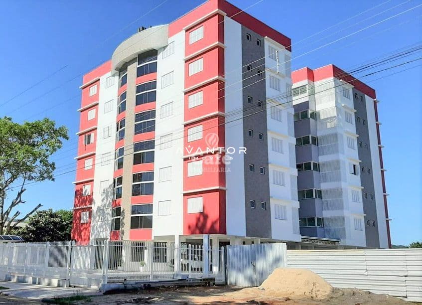 Fachada do prédio com acabamento em vermelho e branco — Apartamento com 3 quartos à venda em Pé de Plátano, Santa Maria/RS
