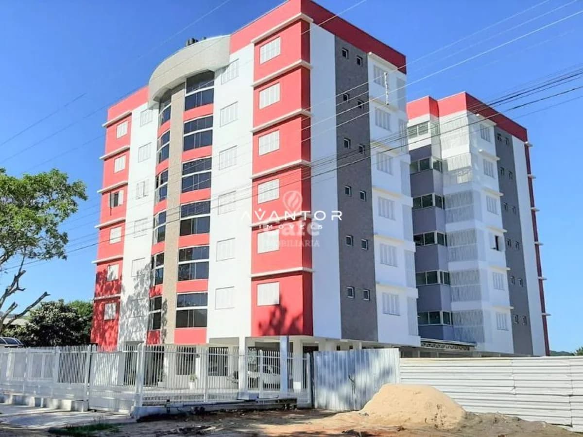 Fachada do prédio com acabamento em vermelho e branco — Apartamento com 3 quartos à venda em Pé de Plátano, Santa Maria/RS