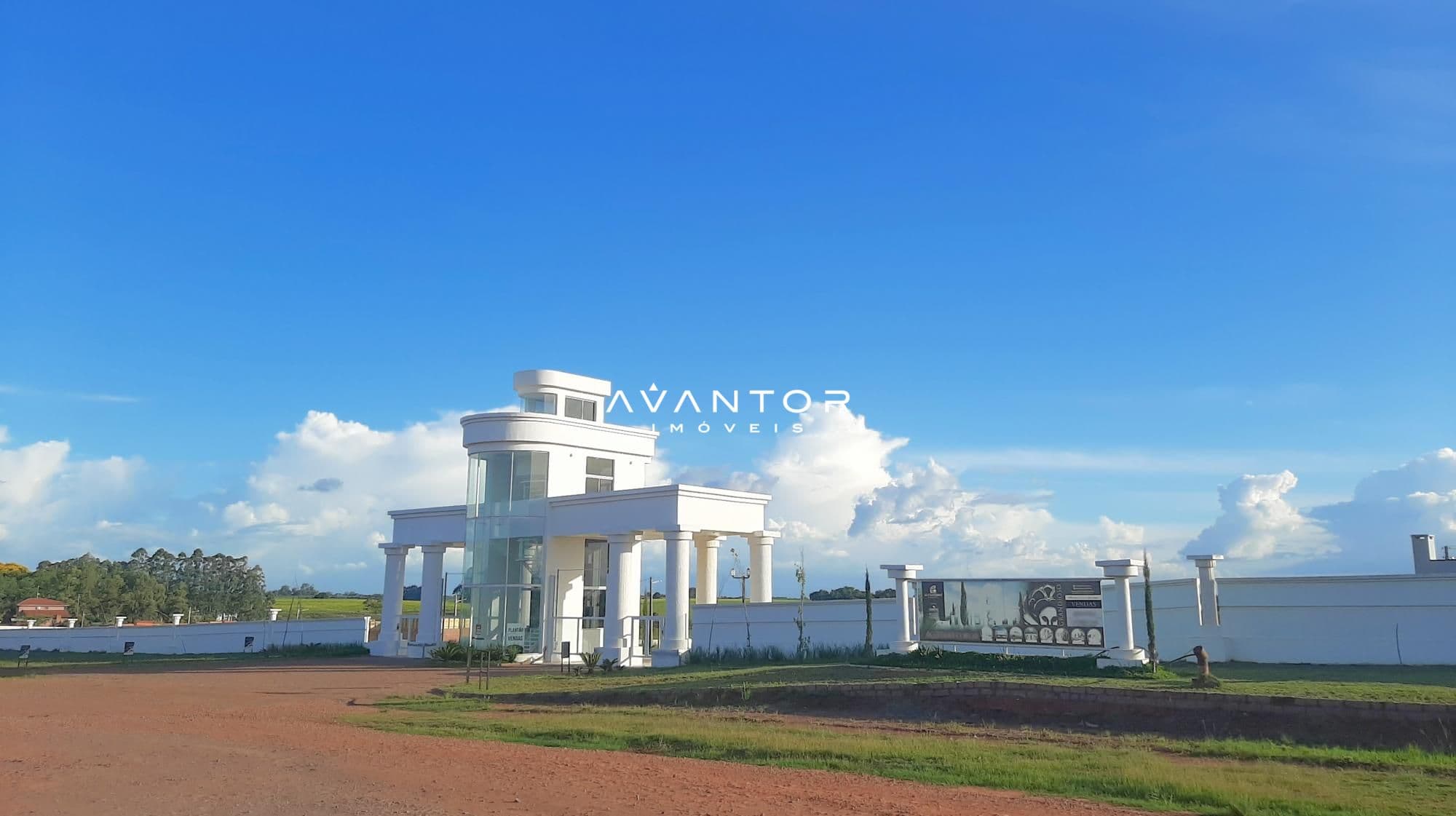 Pórtico do Condomínioi — Terreno à venda no Condomínio Alexandria, em Camobi, Santa Maria/RS
