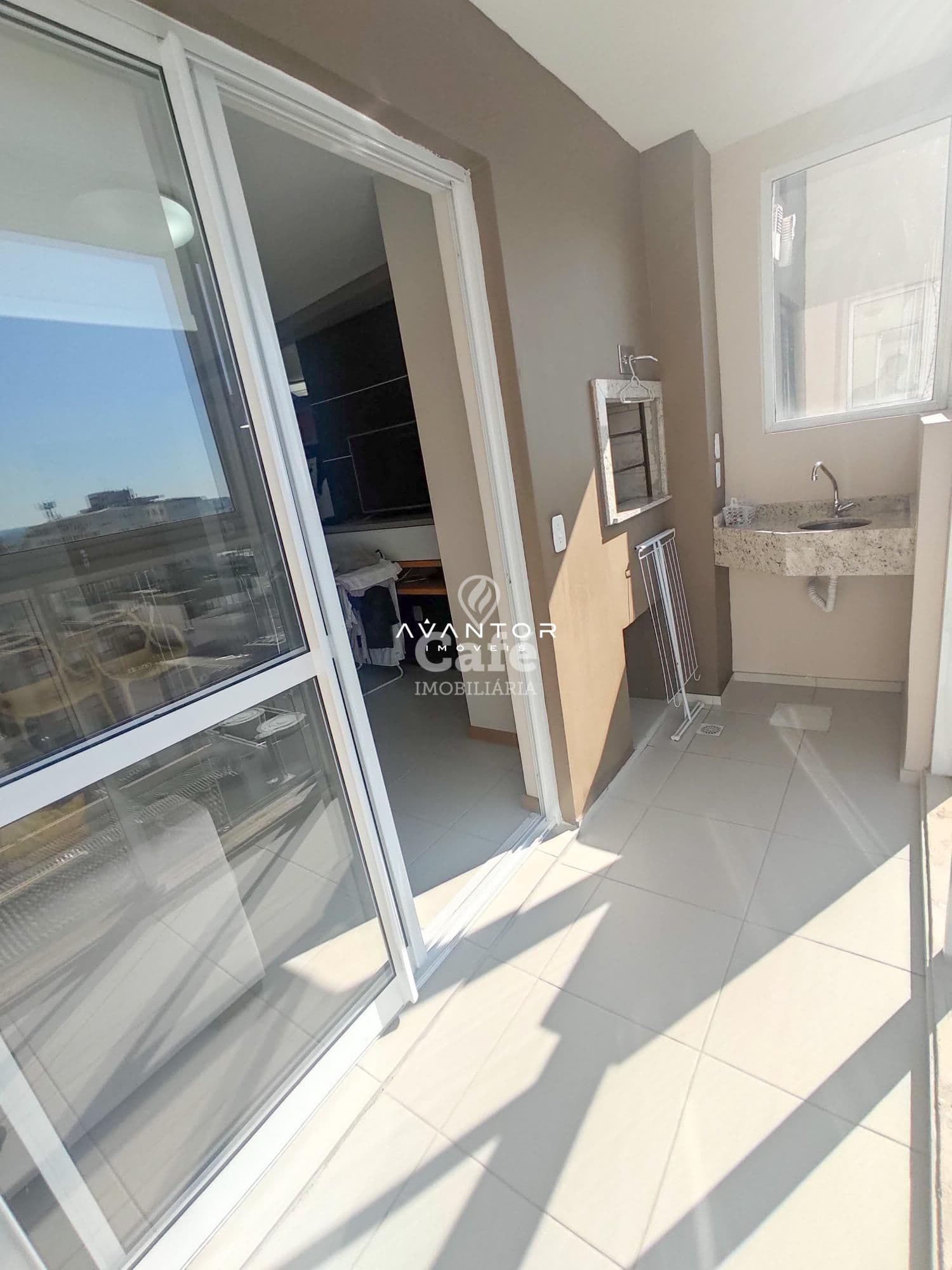 Belo apartamento mobiliado com 3 dormitórios, sendo uma suíte, sacada com churrasqueira e — Apartamento com 3 quartos à venda em Centro, Santa Maria/RS