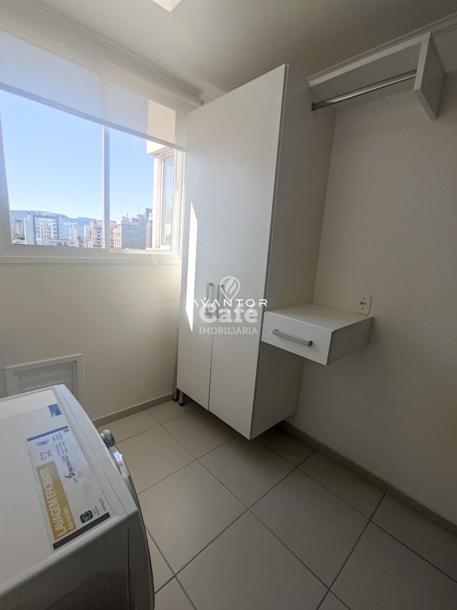 Belo apartamento mobiliado com 3 dormitórios, sendo uma suíte, sacada com churrasqueira e — Apartamento com 3 quartos à venda em Centro, Santa Maria/RS