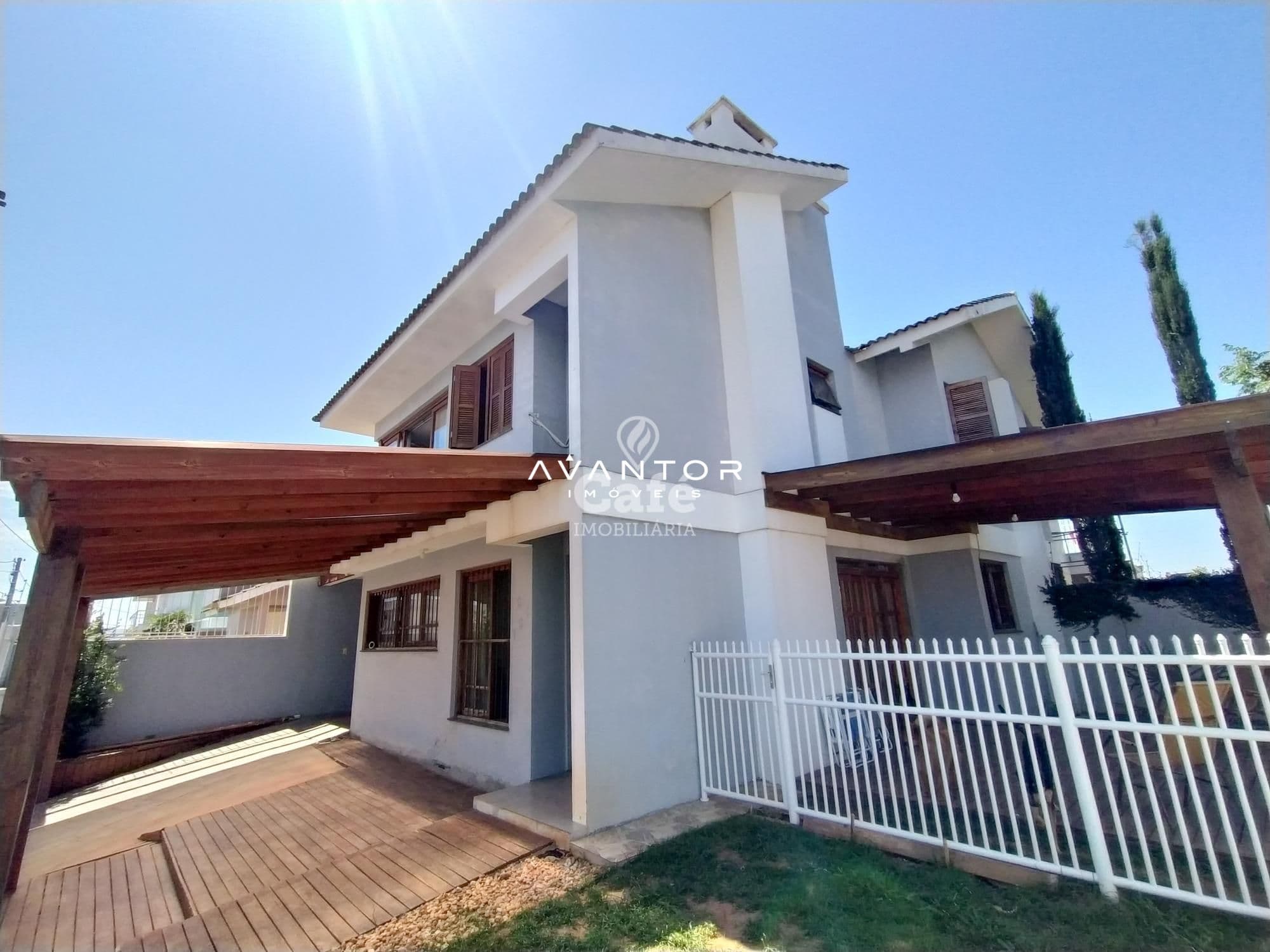 Fachada da casa com garagem e pátio — Casa com 3 quartos à venda em Pé de Plátano, Santa Maria/RS