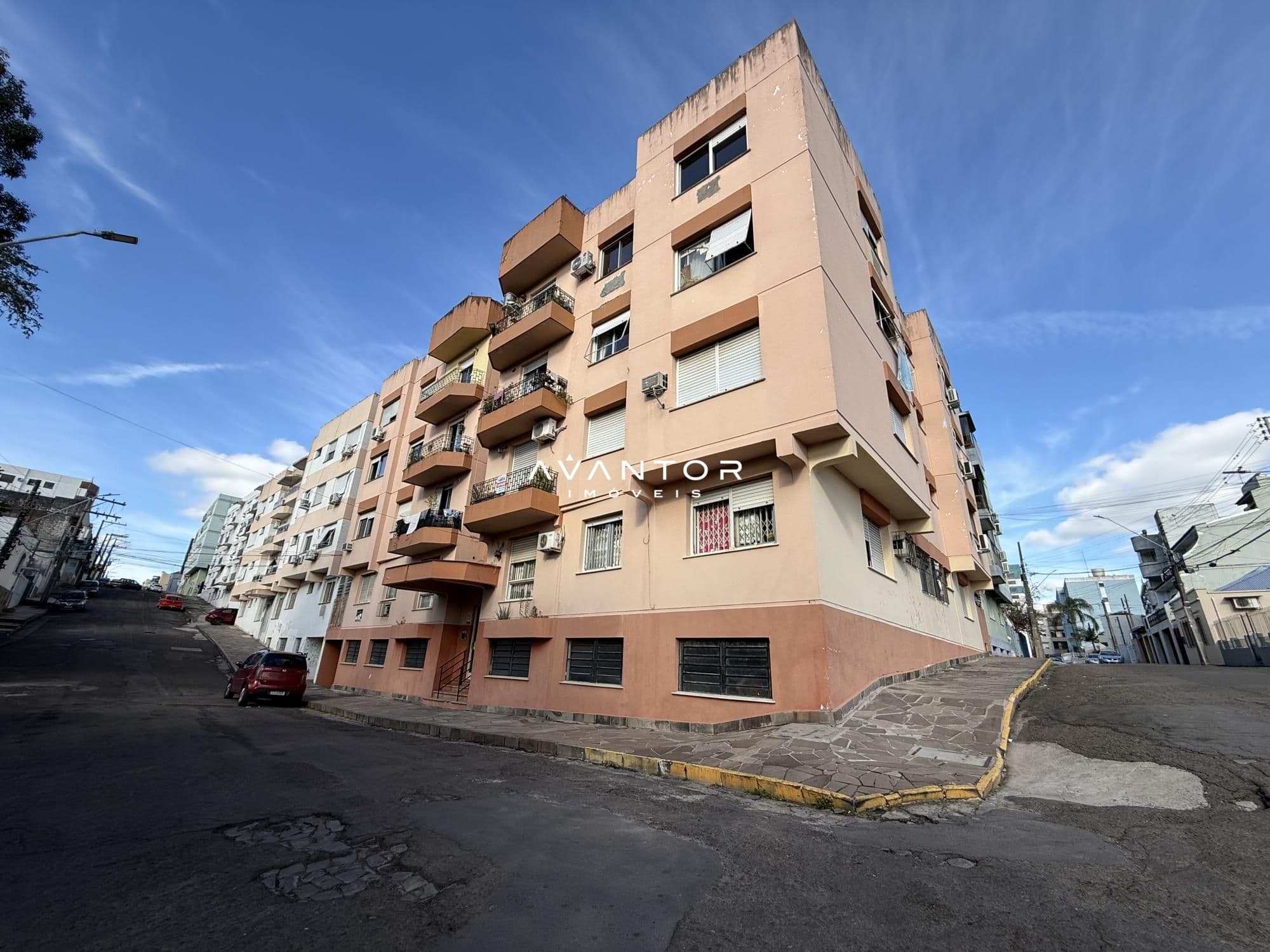Fachada do prédio com sacadas — Apartamento com 2 quartos à venda no Edifício Jupiter, em Centro, Santa Maria/RS