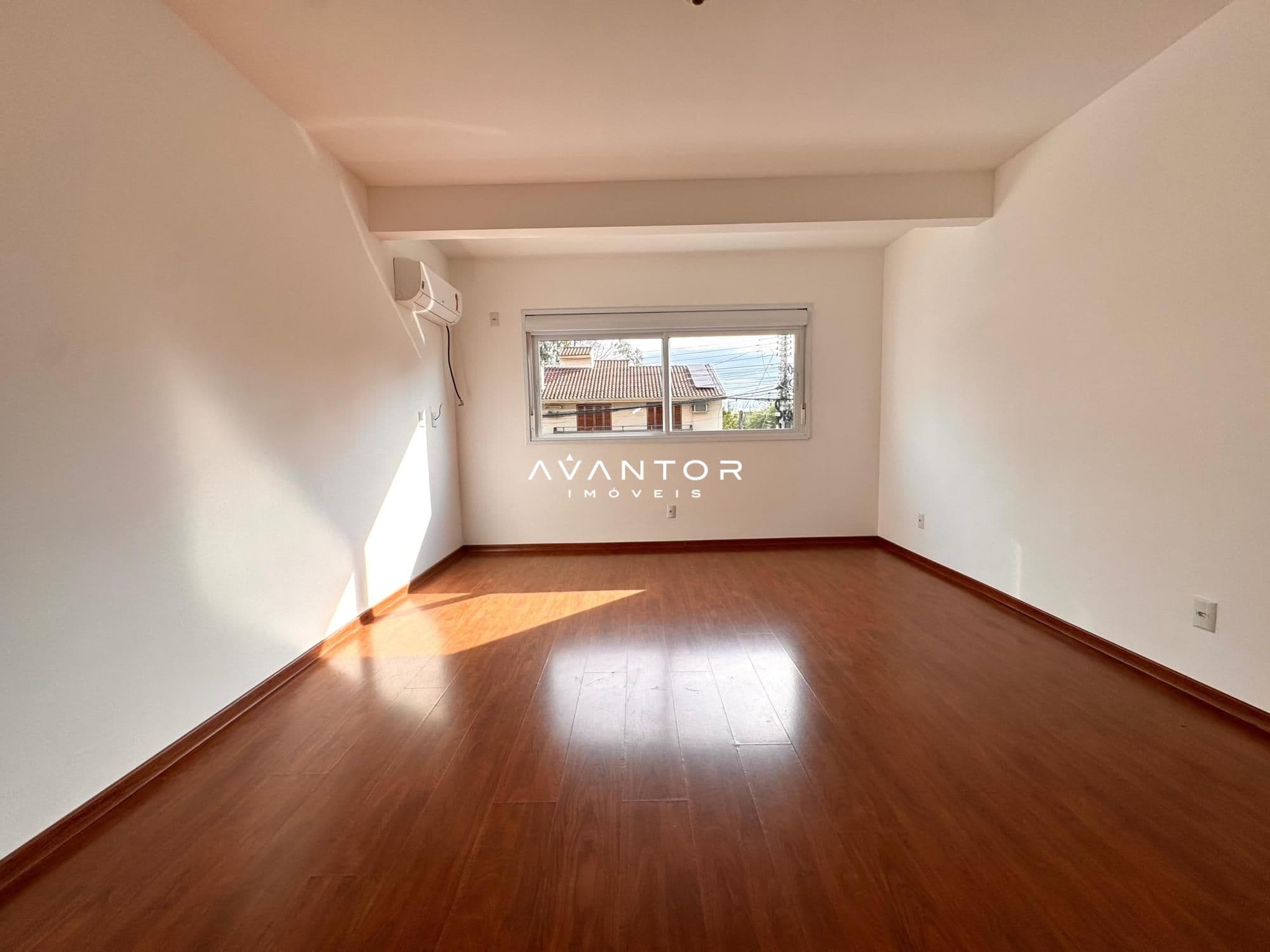 Sala de estar com piso de madeira — Apartamento com 3 quartos à venda no Residencial Vicente, em Camobi, Santa Maria/RS