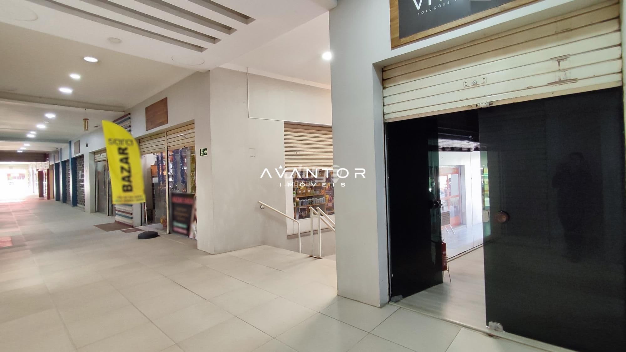 Hall de entrada com lojas comerciais — Sala Comercial com 1 sala para alugar no Galeria Guaíba, em Centro, Santa Maria/RS