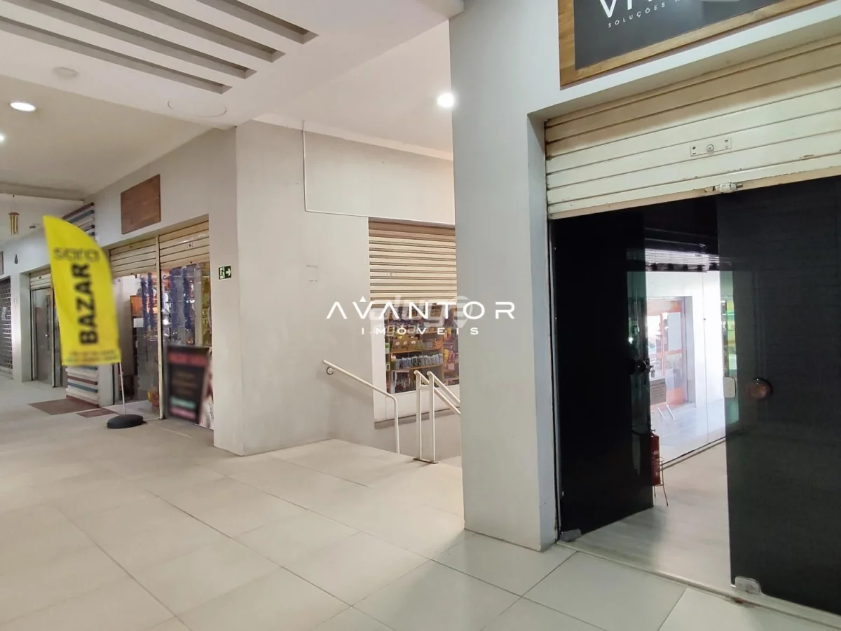 Hall de entrada com lojas comerciais — Sala Comercial com 1 sala para alugar no Galeria Guaíba, em Centro, Santa Maria/RS