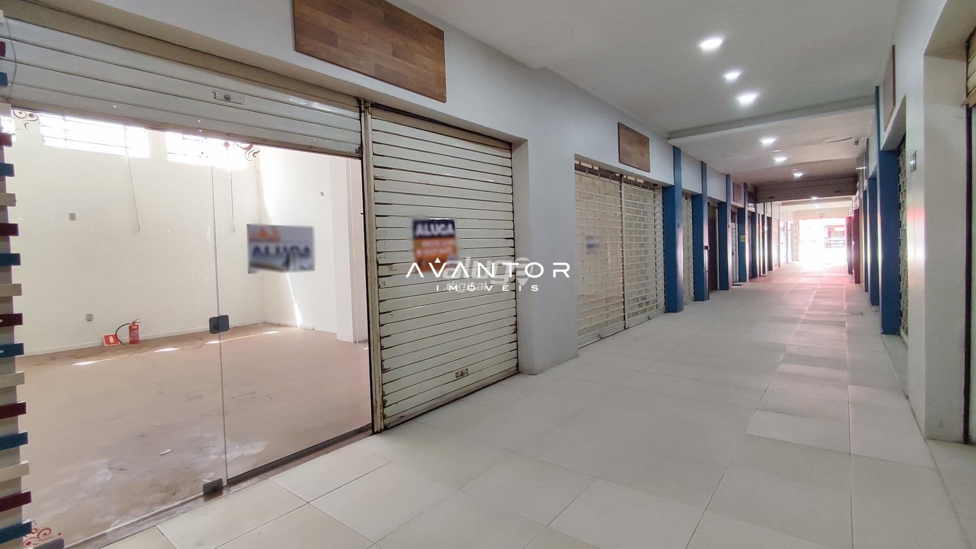 Corredor com lojas e portas de enrolar — Sala Comercial com 1 sala para alugar no Galeria Guaíba, em Centro, Santa Maria/RS