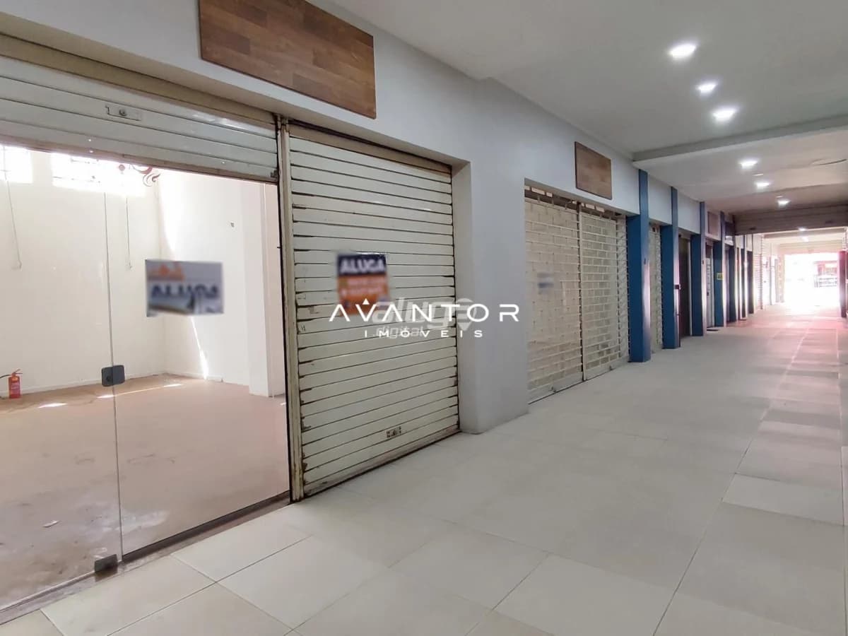 Corredor com lojas e portas de enrolar — Sala Comercial com 1 sala para alugar no Galeria Guaíba, em Centro, Santa Maria/RS