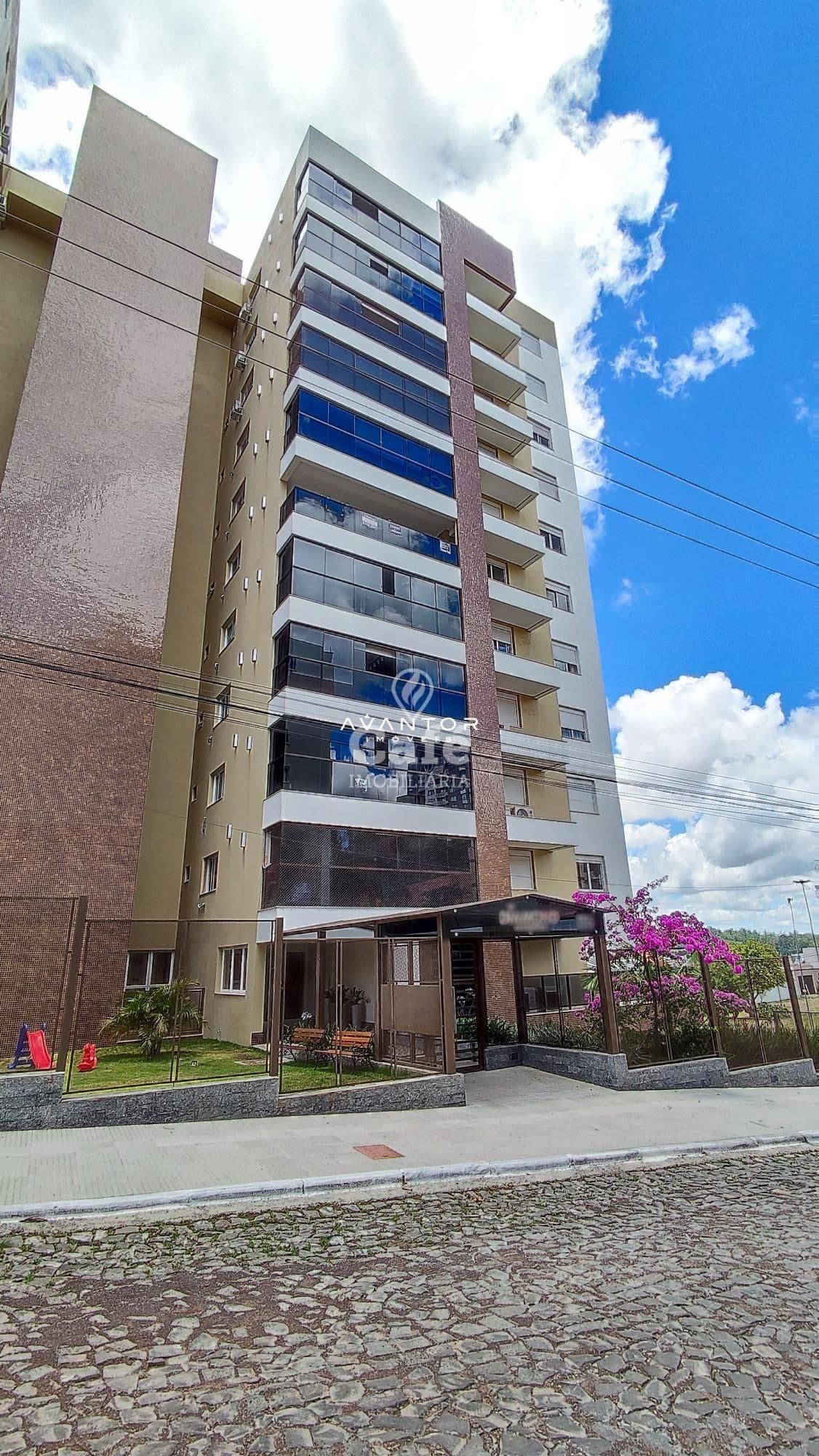 Fachada do prédio com sacada — Apartamento com 3 quartos à venda em Nossa Senhora de Lourdes, Santa Maria/RS