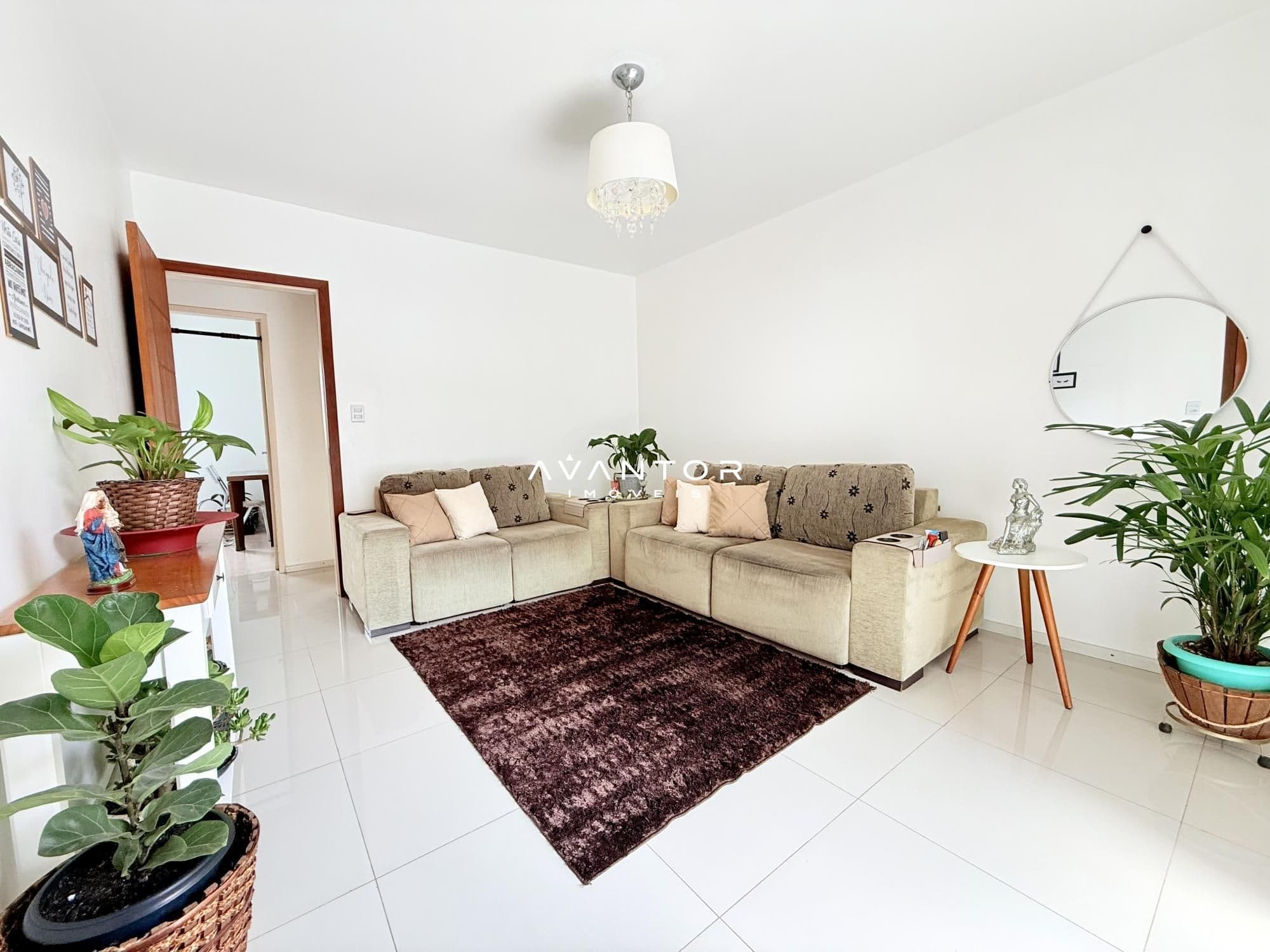 Sala de estar com sofá em L — Apartamento com 4 quartos à venda no Edifício Atualpa, em Centro, Santa Maria/RS