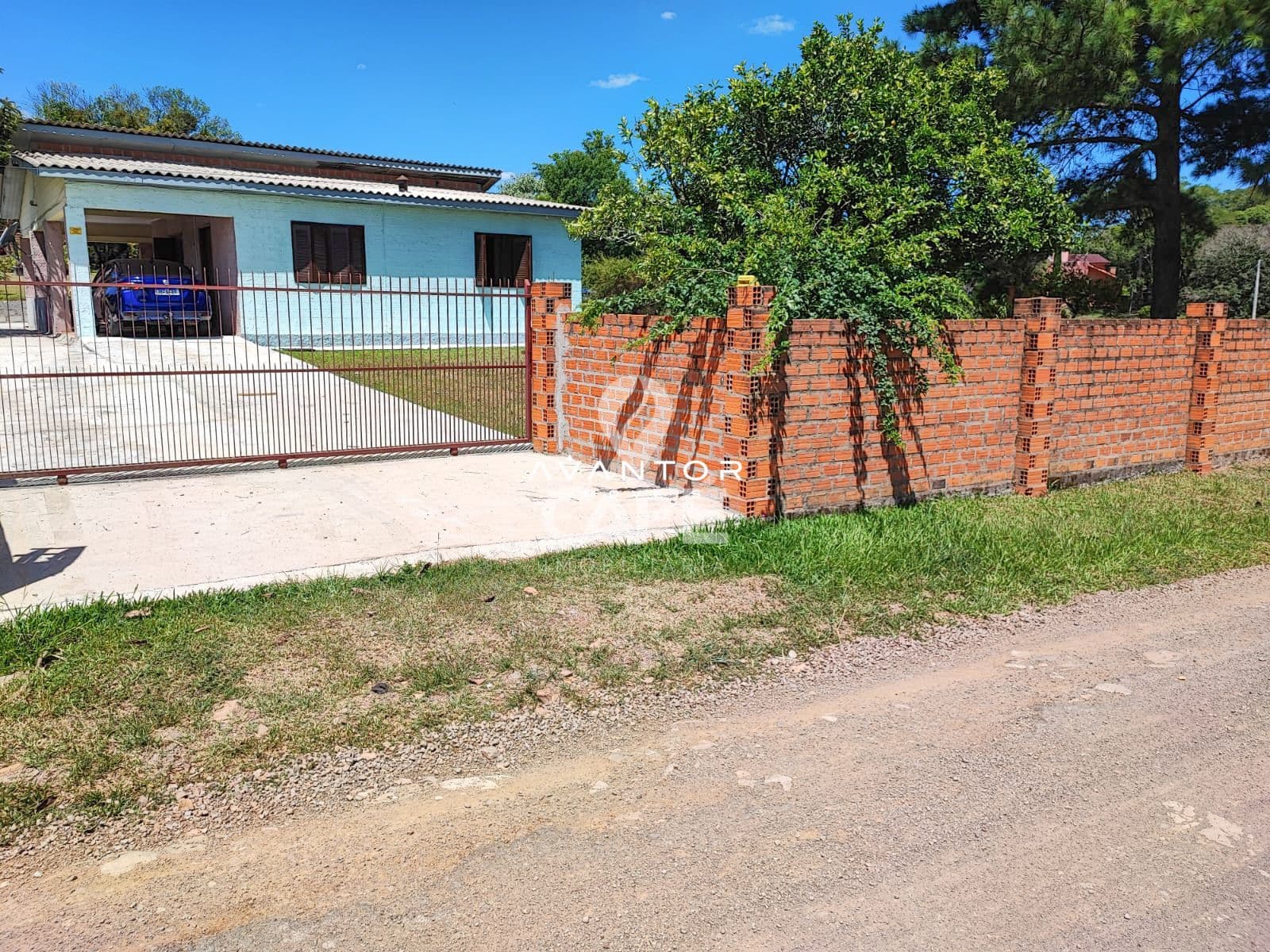 Fachada da casa com garagem e muro — Casa com 2 quartos à venda em Parque Serrano I, Itaara/RS