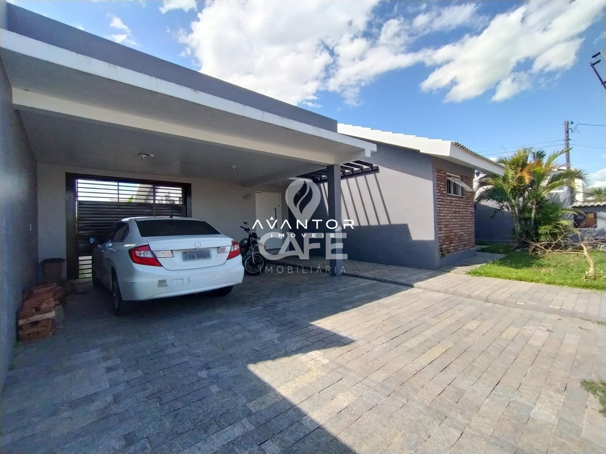 Fachada da casa com garagem — Casa com 4 quartos à venda em Tomazetti, Santa Maria/RS
