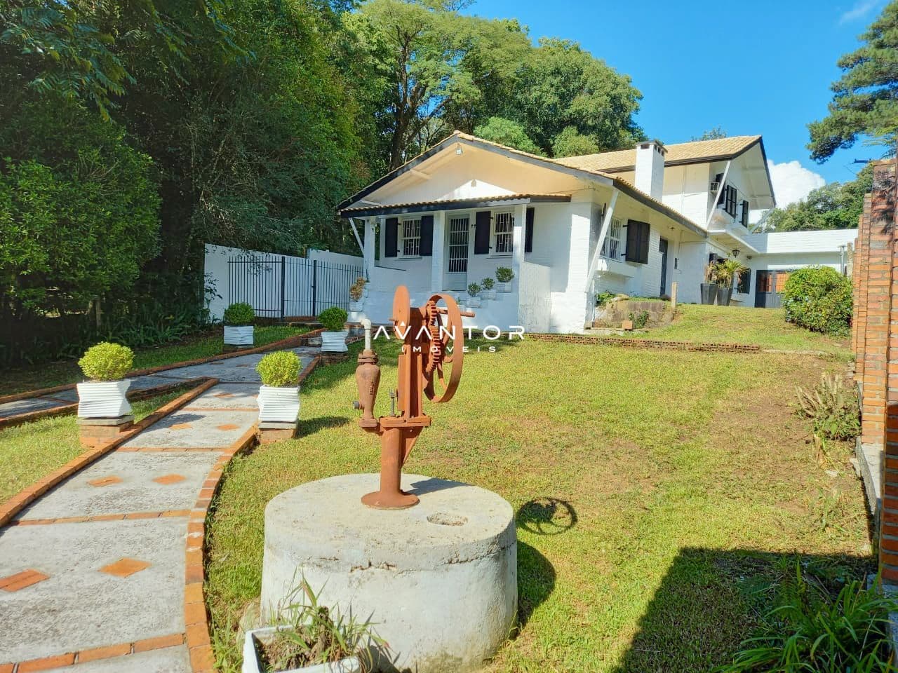 Fachada da casa com pátio e área ajardinada — Casa com 5 quartos à venda em Balneário Novo Pinhal, Itaara/RS