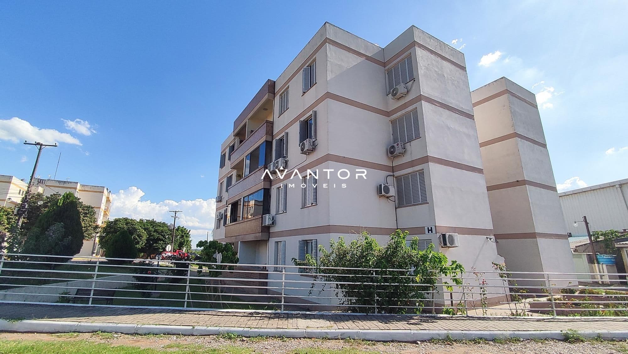 Fachada do prédio com quatro andares — Apartamento com 3 quartos à venda em São José, Santa Maria/RS