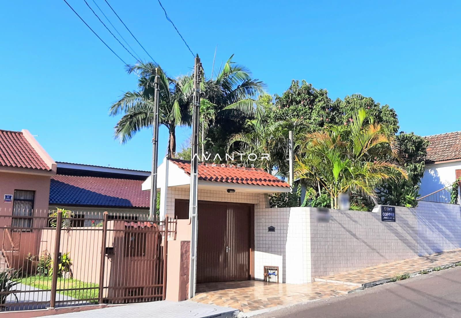 Fachada da casa com portão e vegetação — Casa com 4 quartos à venda em Itararé, Santa Maria/RS