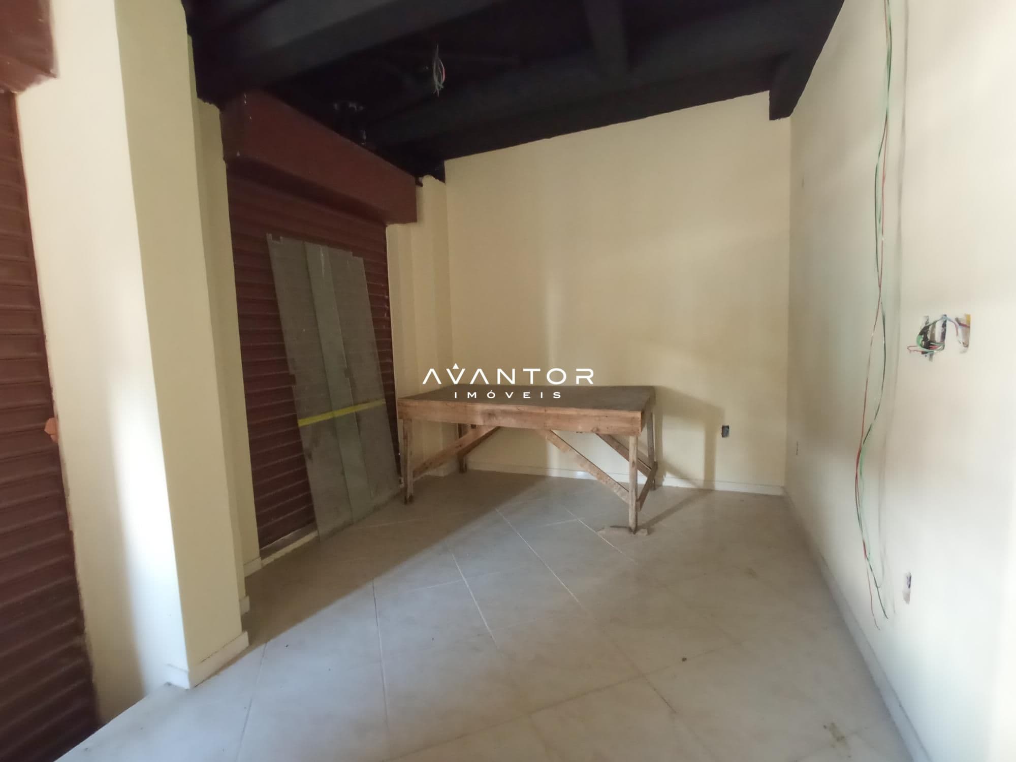 Sala Comercial Central De 80 m² mais Banheiro e Copa — Sala Comercial com 1 sala para alugar em Nossa Senhora do Rosário, Santa Maria/RS