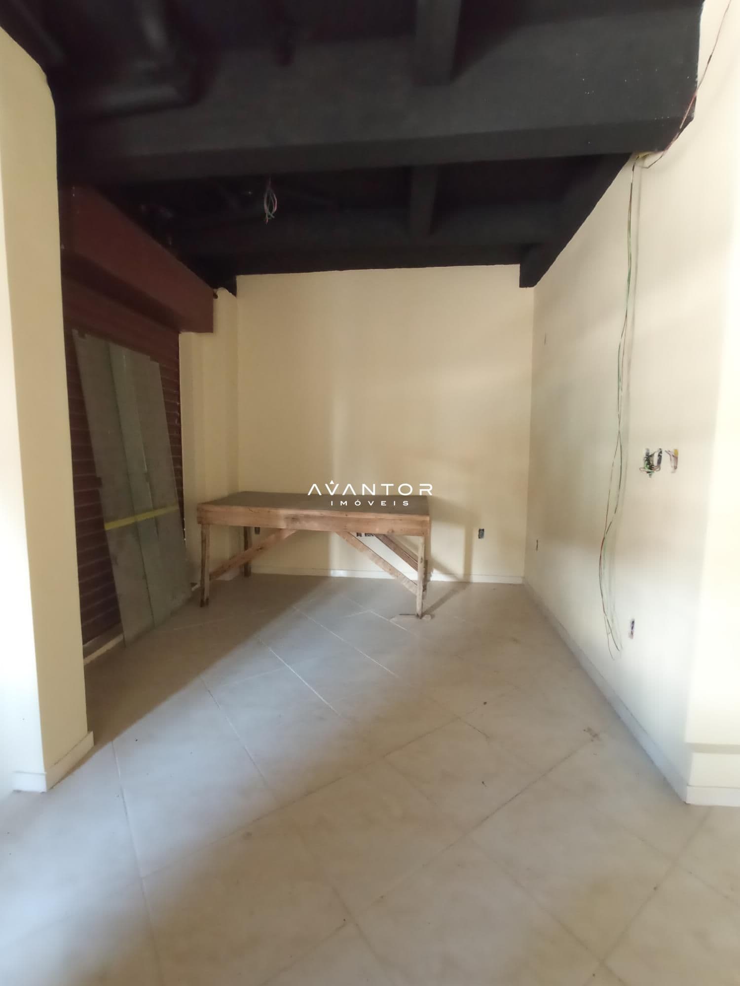 Sala Comercial Central De 80 m² mais Banheiro e Copa — Sala Comercial com 1 sala para alugar em Nossa Senhora do Rosário, Santa Maria/RS