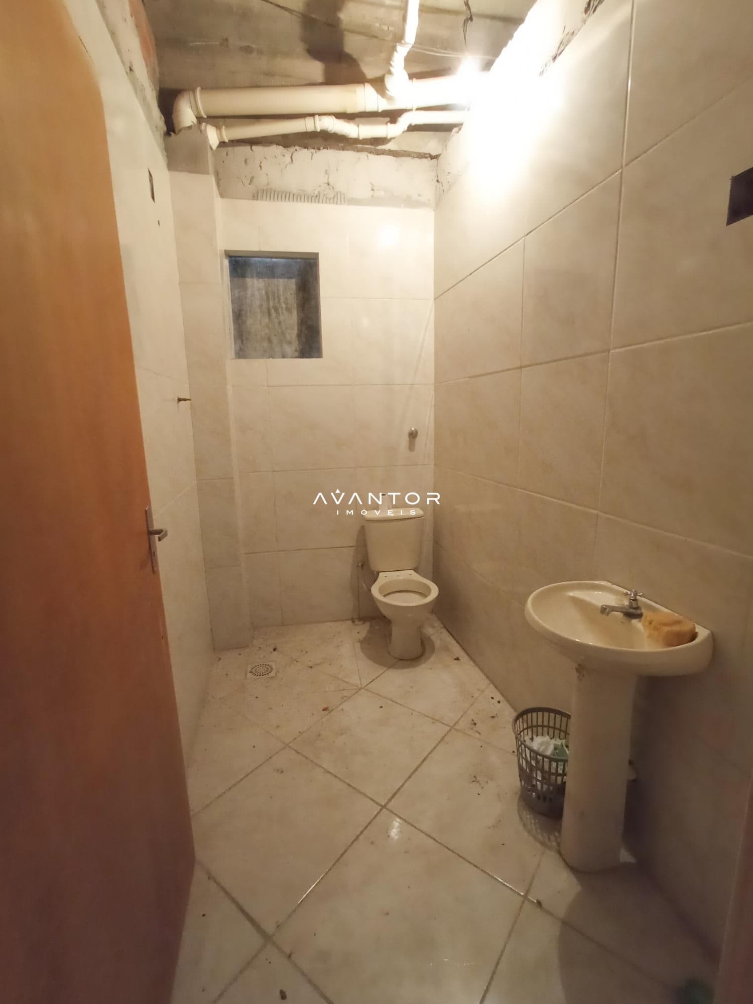 Sala Comercial Central De 80 m² mais Banheiro e Copa — Sala Comercial com 1 sala para alugar em Nossa Senhora do Rosário, Santa Maria/RS