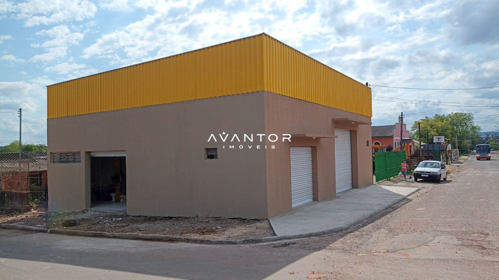 Pavilhão com 224 m², Mezanino e Banheiro, mais Casa De 70 m² com 2 Dormitórios e 2 Banheir — Pavilhão com 2 salas à venda em Urlândia, Santa Maria/RS