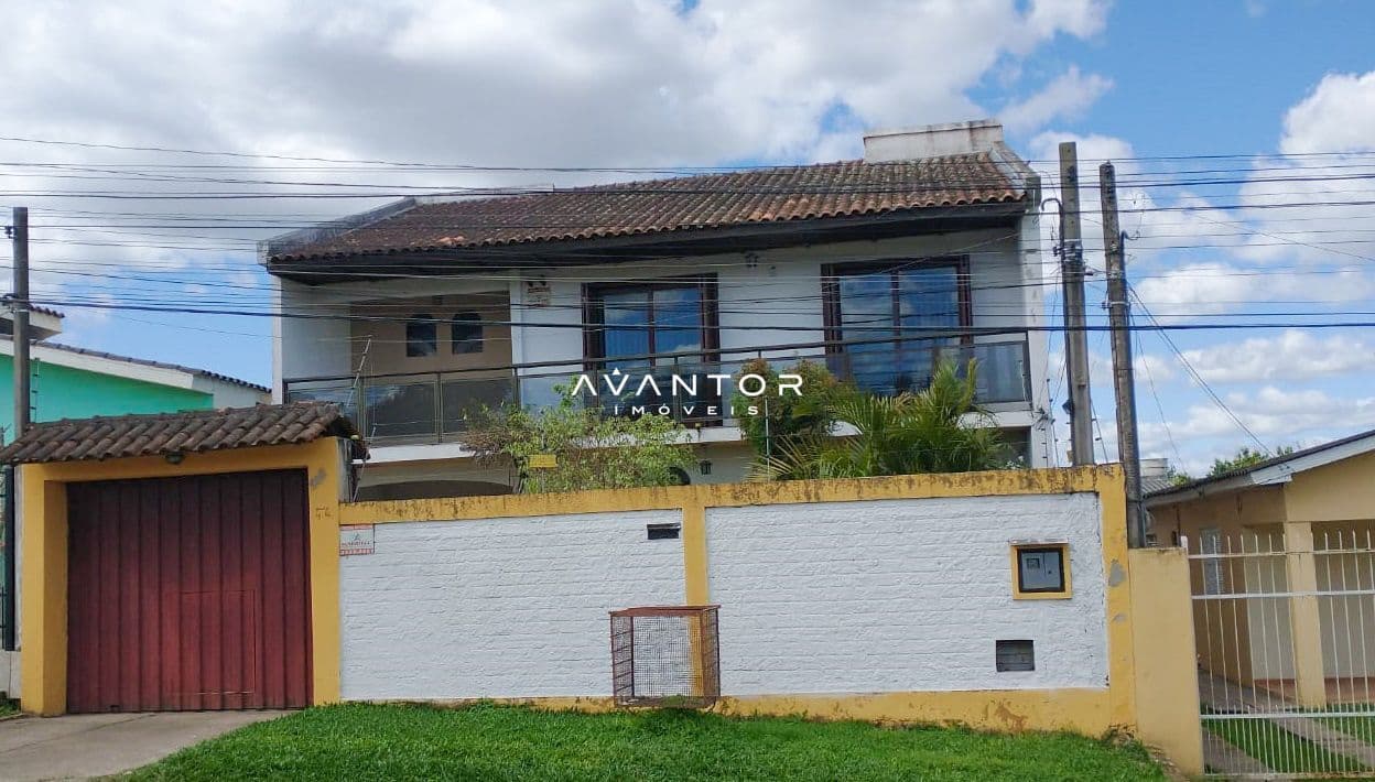 Fachada da casa com portão de garagem — Casa com 3 quartos à venda em Pinheiro Machado, Santa Maria/RS