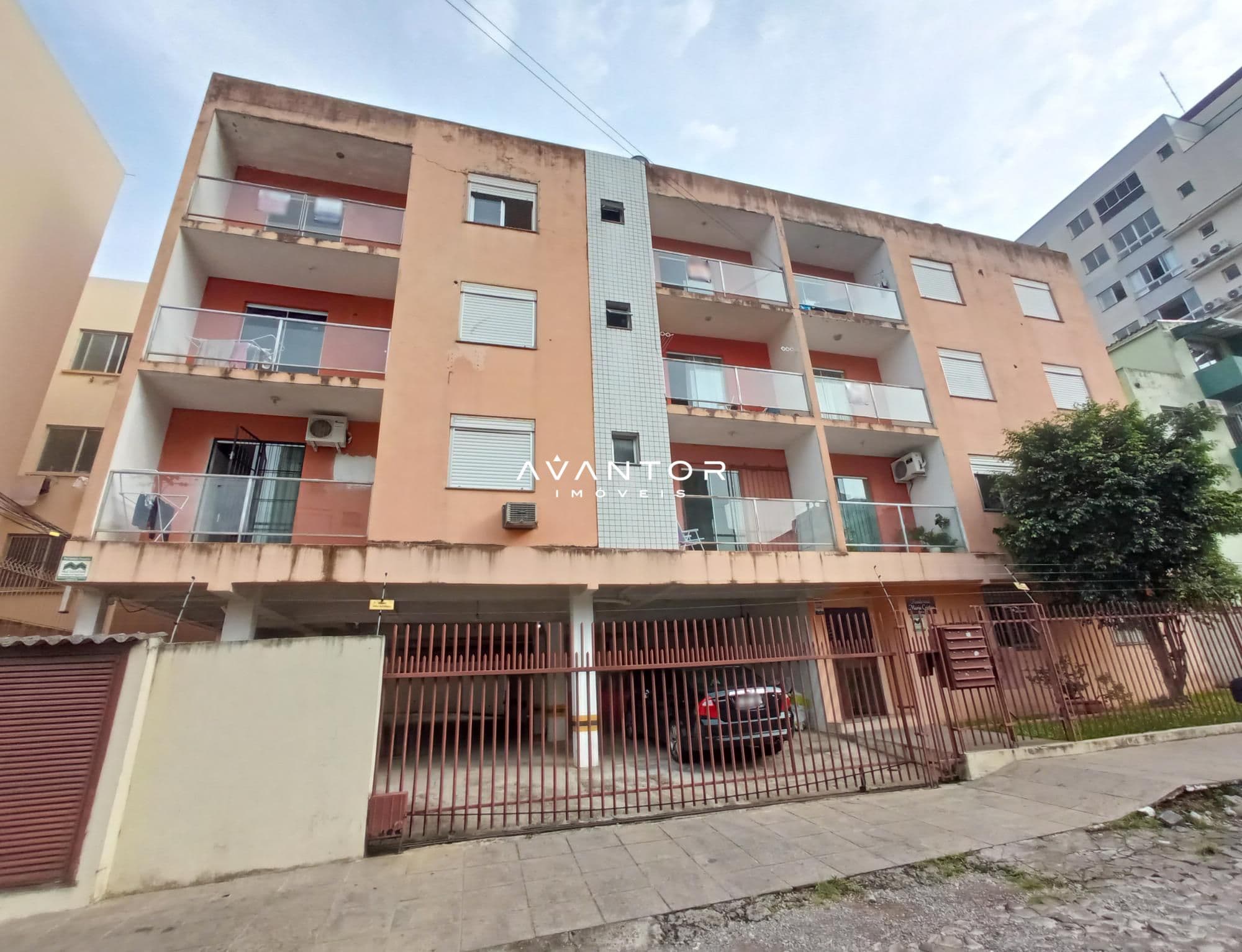 Fachada do prédio com garagem — Apartamento com 2 quartos à venda em Nossa Senhora de Fátima, Santa Maria/RS