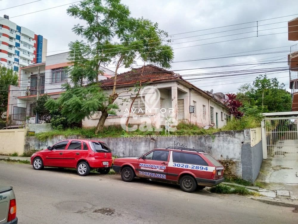 Fachada da casa com terreno — Terreno à venda em Centro, Santa Maria/RS