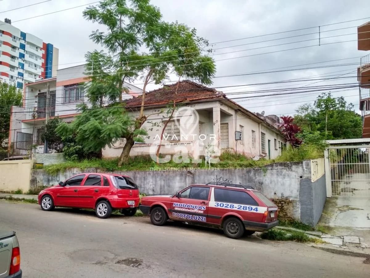 Fachada da casa com terreno — Terreno à venda em Centro, Santa Maria/RS