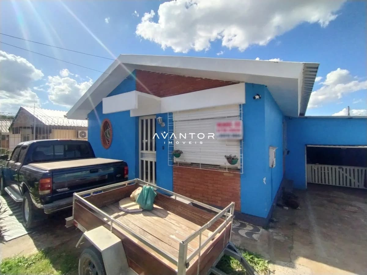 Fachada da casa com garagem — Casa com 3 quartos à venda em Patronato, Santa Maria/RS
