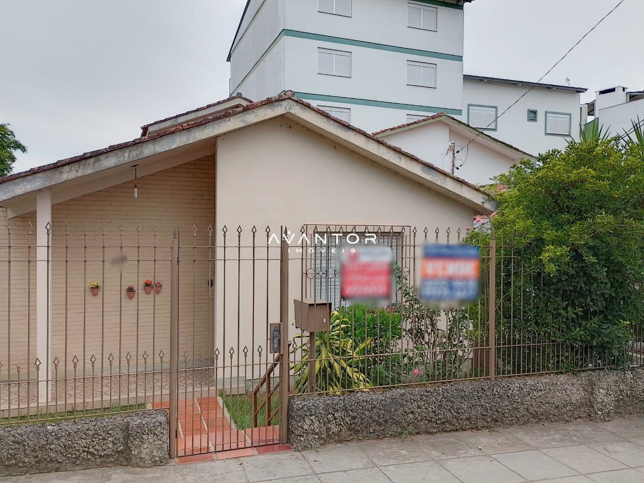 Fachada da casa com garagem — Casa com 4 quartos à venda em Patronato, Santa Maria/RS