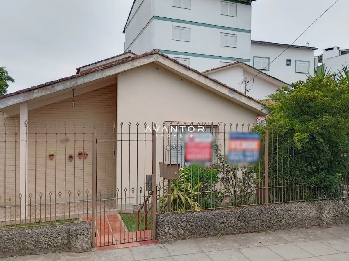 Fachada da casa com garagem — Casa com 4 quartos à venda em Patronato, Santa Maria/RS