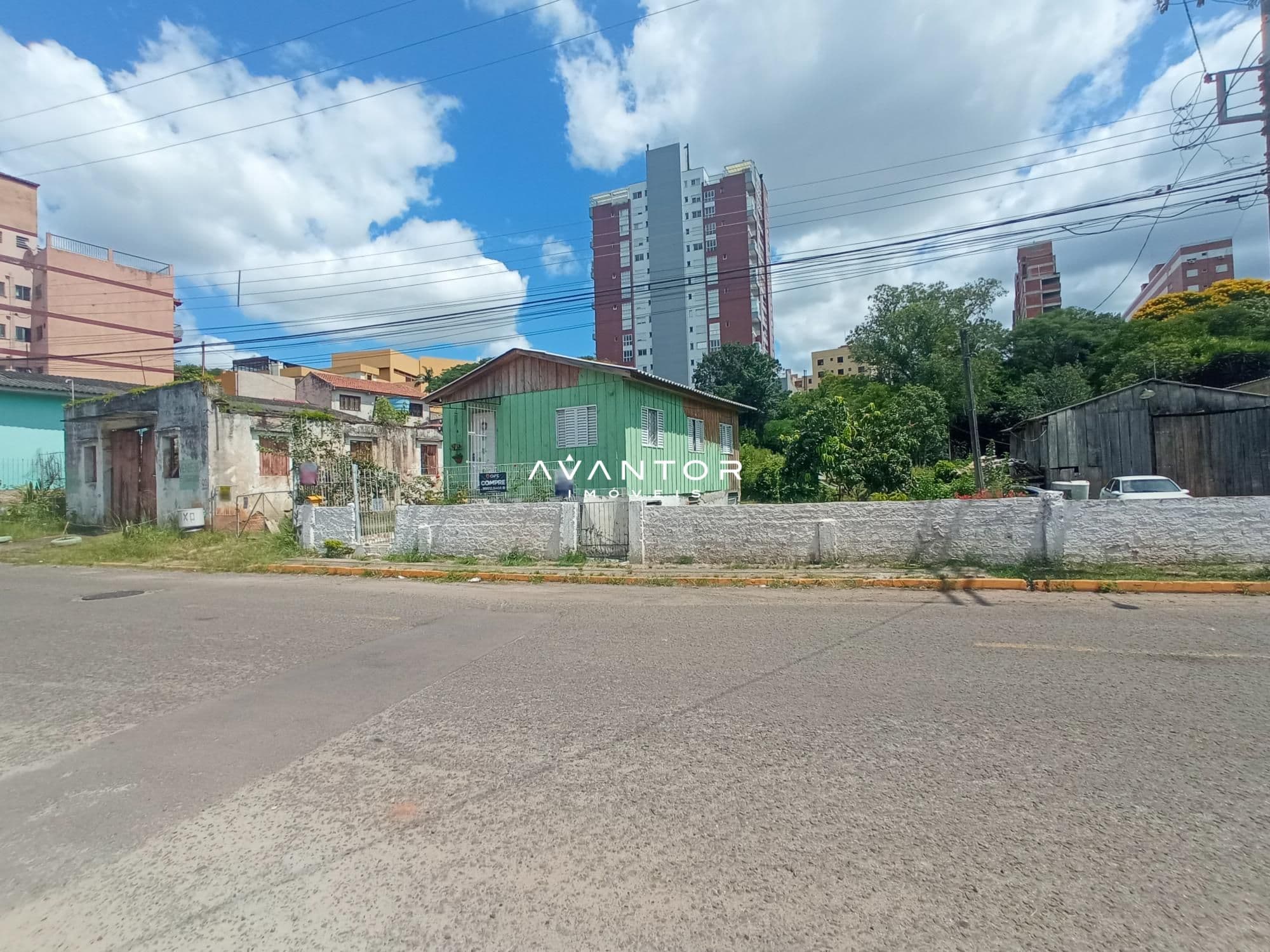 Fachada do terreno e entorno do bairro — Terreno à venda em Nossa Senhora Medianeira, Santa Maria/RS
