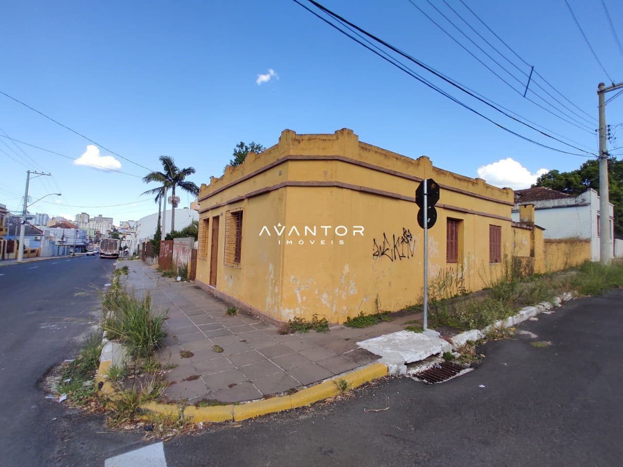Fachada da casa amarela esquina — Terreno à venda em Nossa Senhora do Rosário, Santa Maria/RS