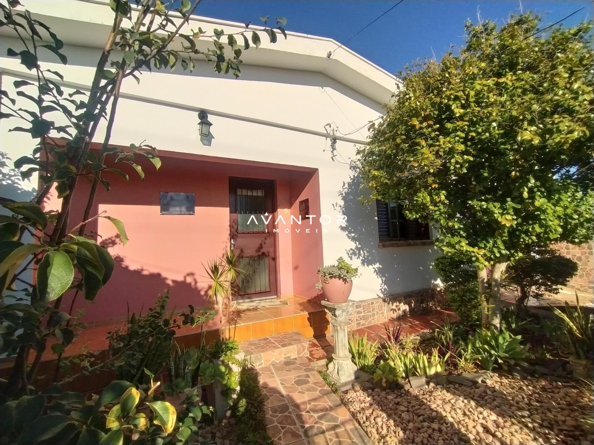 Fachada da casa com pátio e plantas — Casa com 3 quartos à venda em Tomazetti, Santa Maria/RS