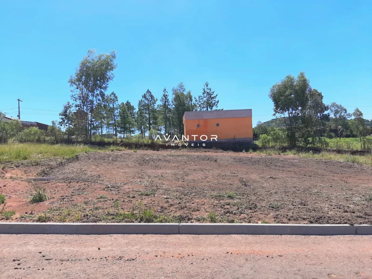 Terreno com placa de sinalização — Terreno à venda no Loteamento JARDINS, em Tomazetti, Santa Maria/RS