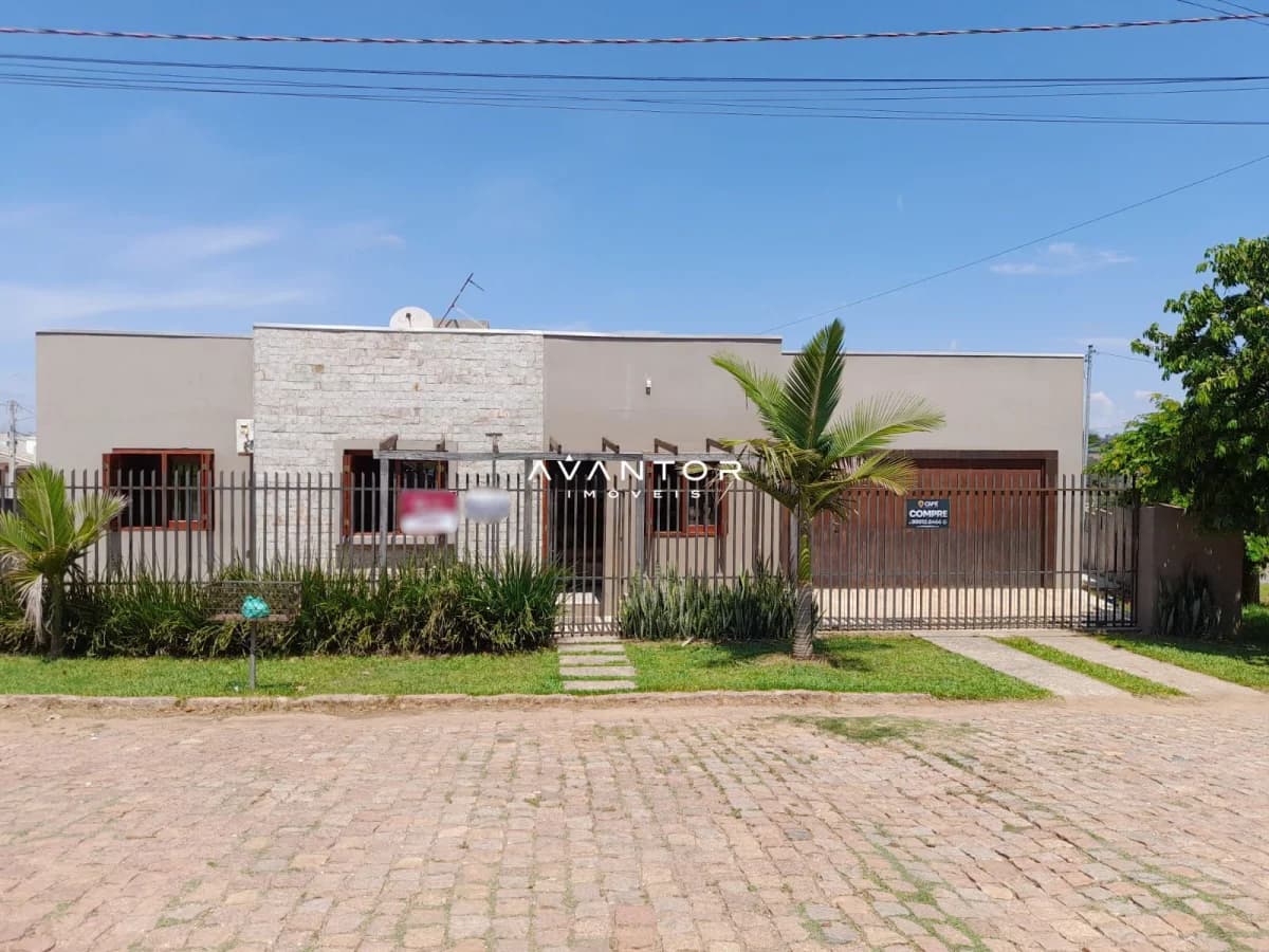 Fachada da casa com portão — Casa com 3 quartos à venda em Tatsch, São Sepé/RS