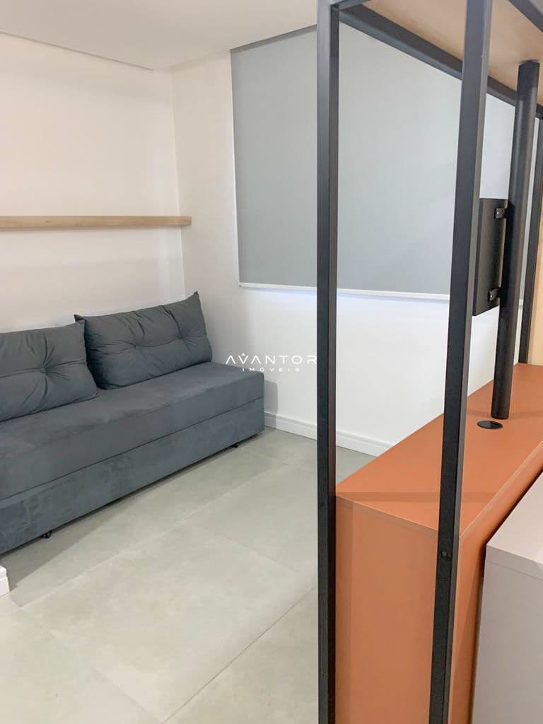 Sala de estar com sofá cinza — Apartamento com 1 quarto à venda em Camobi, Santa Maria/RS