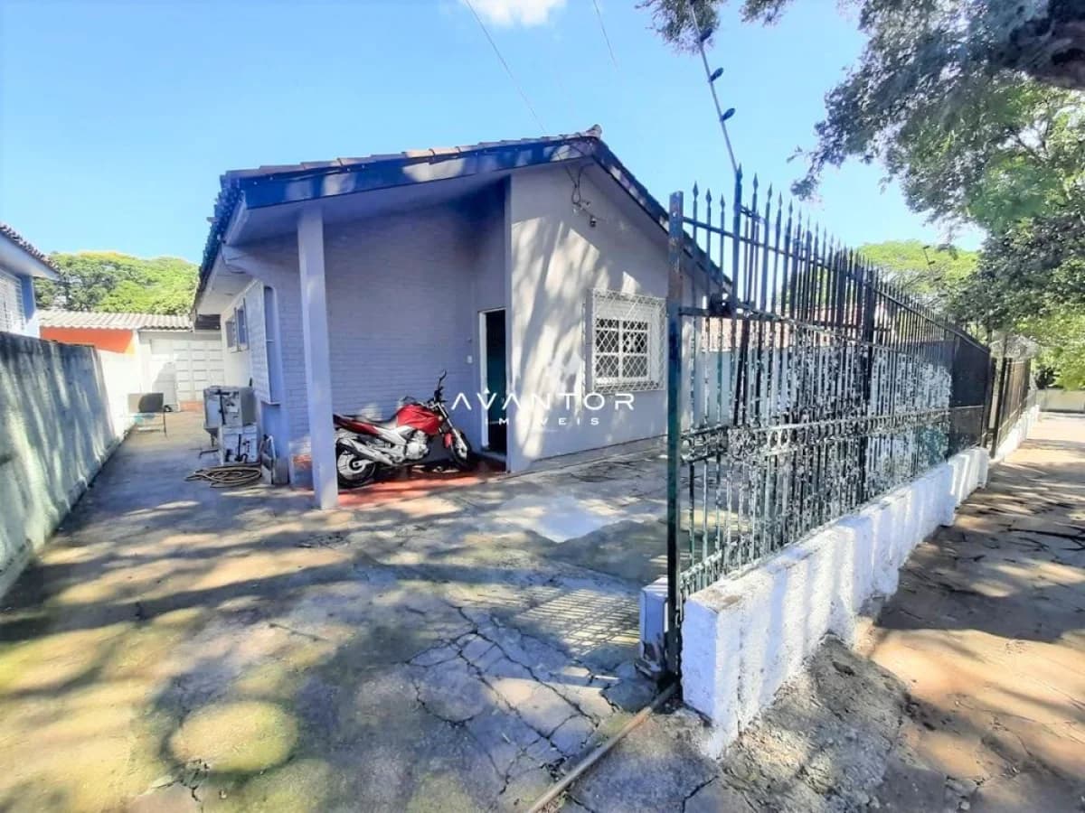 Fachada da casa com garagem — Casa com 3 quartos à venda em Patronato, Santa Maria/RS