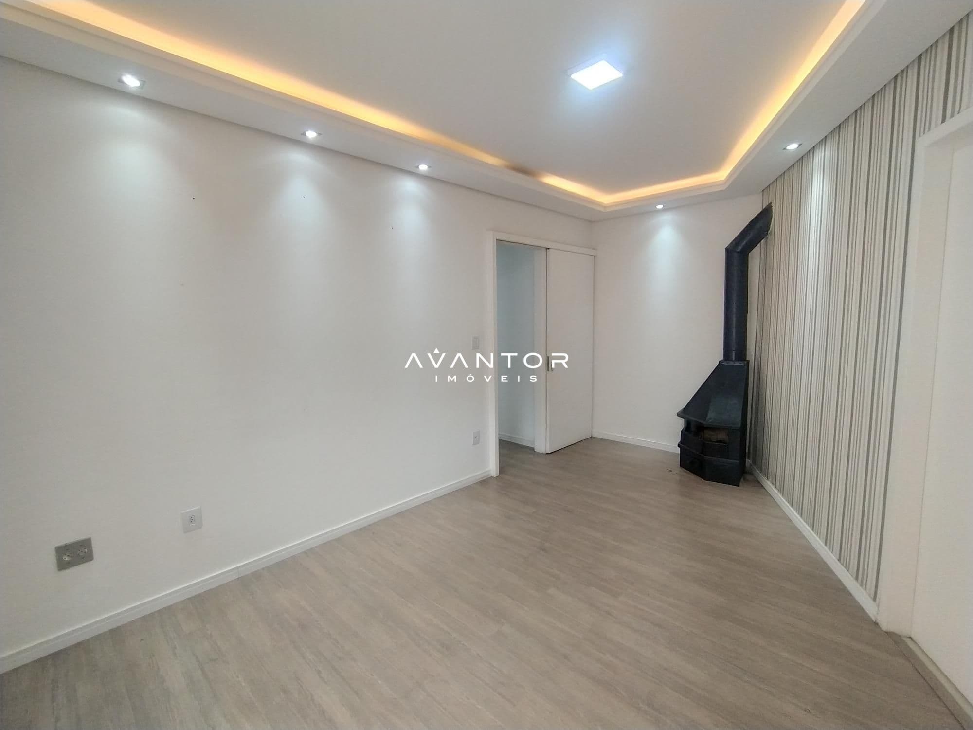 Sala de estar com teto rebaixado — Apartamento com 2 quartos à venda no Edifício Tívoli, em Centro, Santa Maria/RS