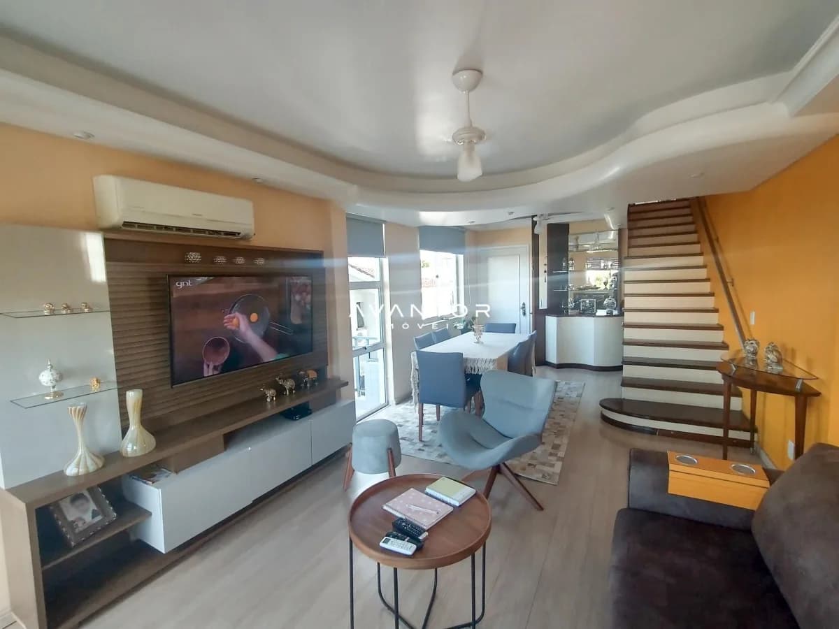 Sala de estar com tv integrada à parede — Apartamento com 4 quartos à venda em Nossa Senhora de Lourdes, Santa Maria/RS