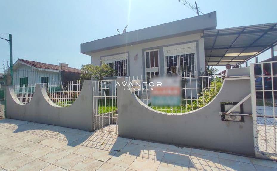 Fachada da casa com muro — Casa com 2 quartos à venda em Camobi, Santa Maria/RS