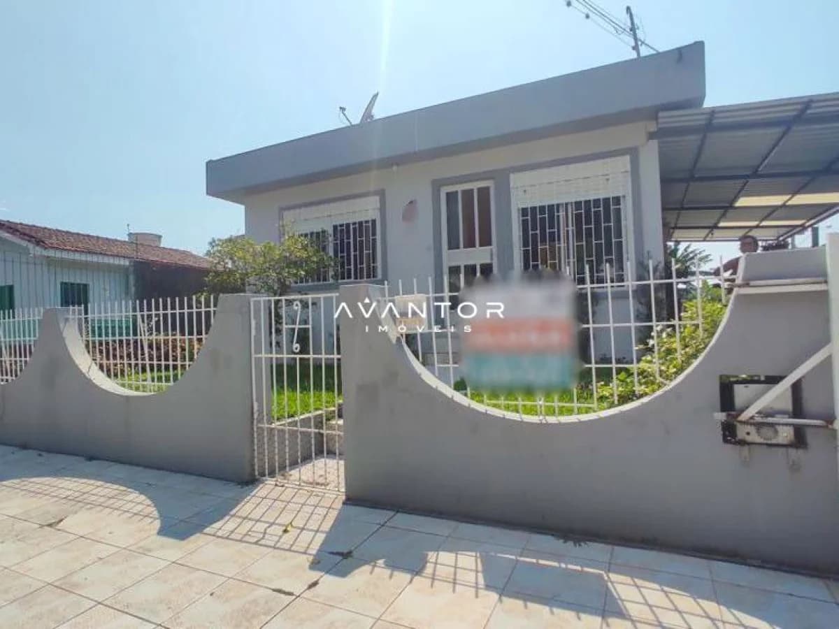 Fachada da casa com muro — Casa com 2 quartos à venda em Camobi, Santa Maria/RS
