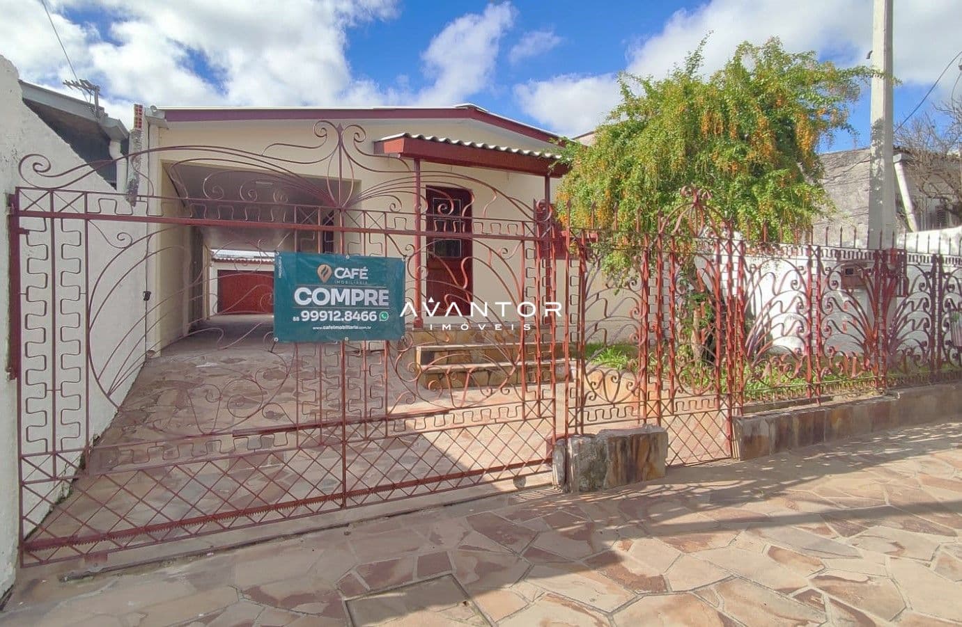 Fachada da casa com portão — Casa com 3 quartos à venda em Passo D'Areia, Santa Maria/RS