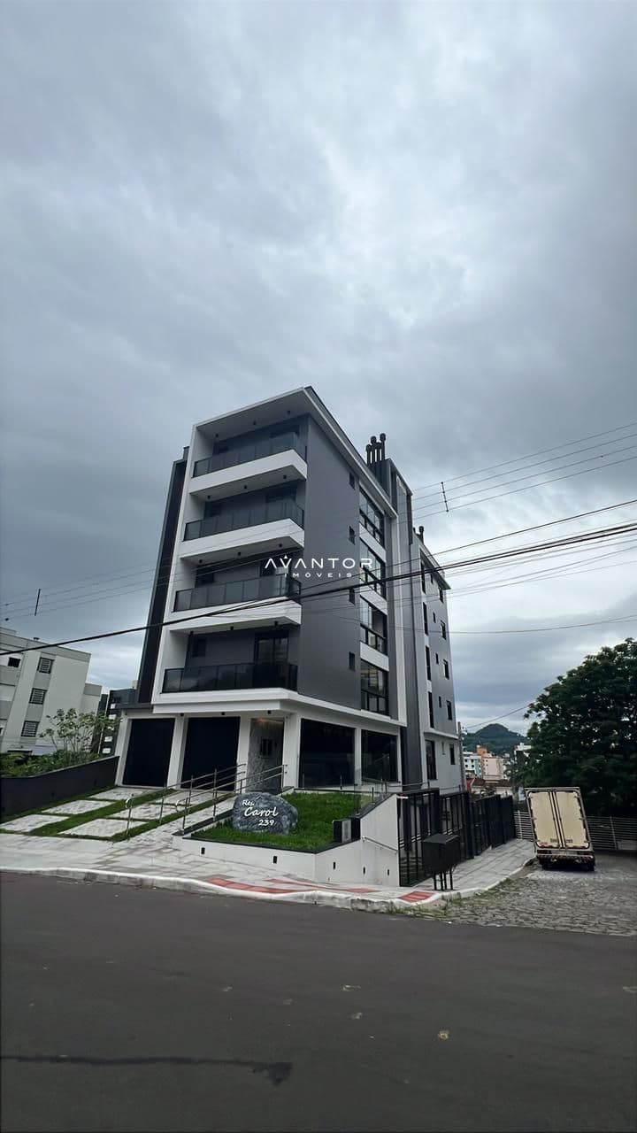 Fachada do prédio com sacadas — Apartamento com 2 quartos à venda em Nossa Senhora de Lourdes, Santa Maria/RS