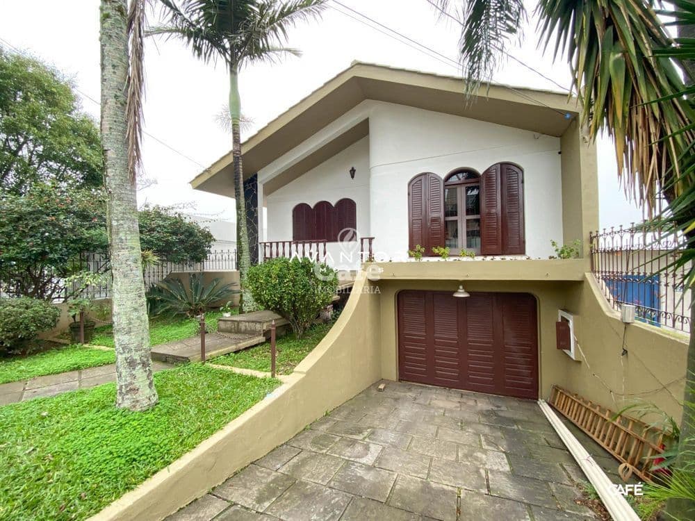 Fachada da casa com garagem — Casa com 4 quartos à venda em São José, Santa Maria/RS