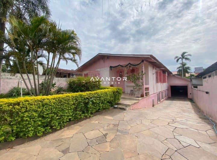 Fachada da casa com pátio e garagem — Casa com 4 quartos à venda em São José, Santa Maria/RS