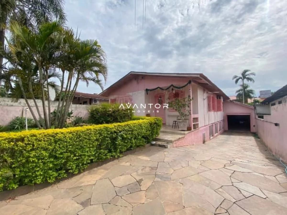 Fachada da casa com pátio e garagem — Casa com 4 quartos à venda em São José, Santa Maria/RS