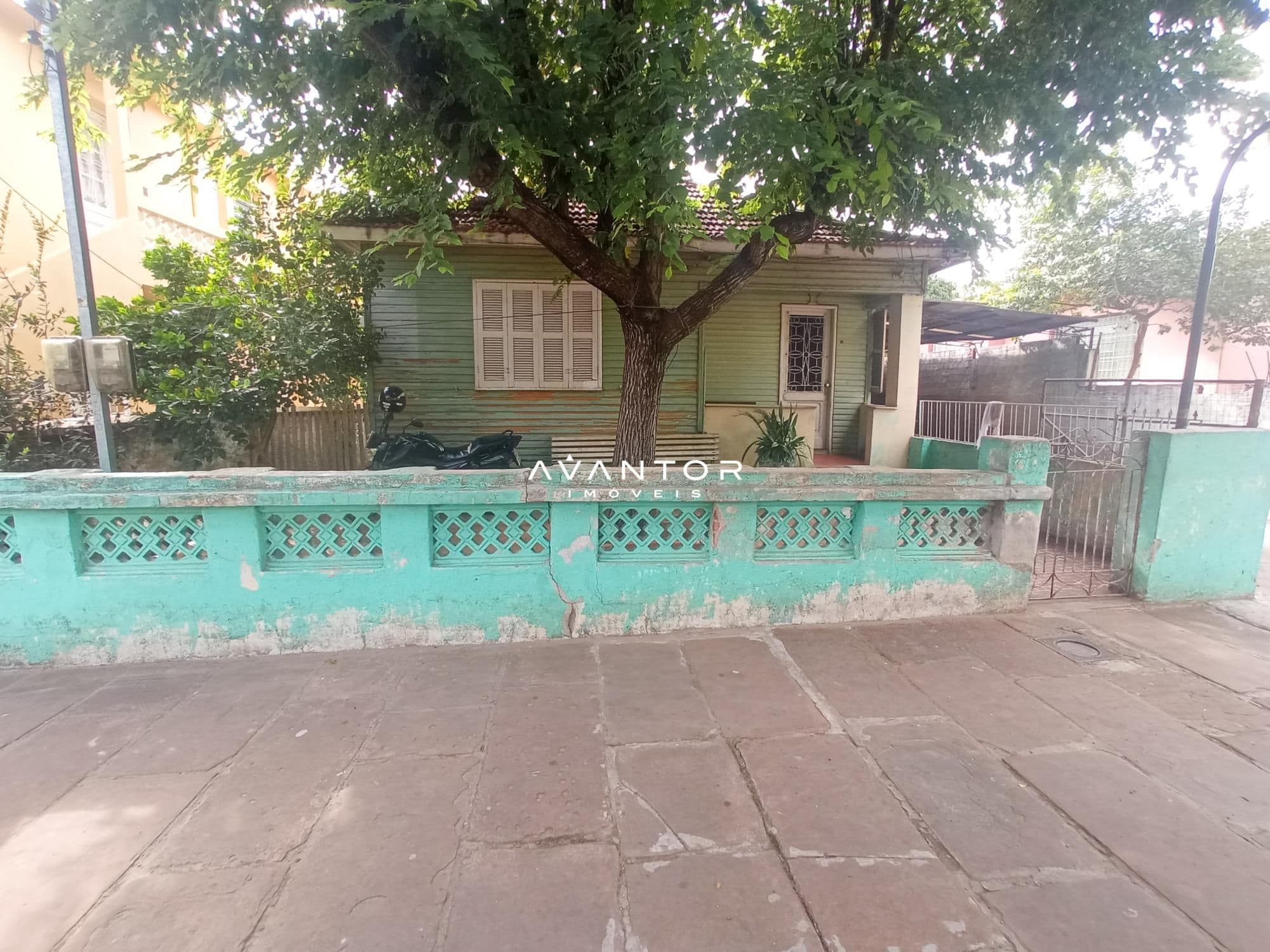 Fachada da casa com pátio — Terreno à venda em Divina Providência, Santa Maria/RS