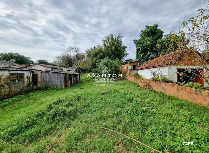 Terreno com vegetação e construções adjacentes — Terreno à venda em Boi Morto, Santa Maria/RS
