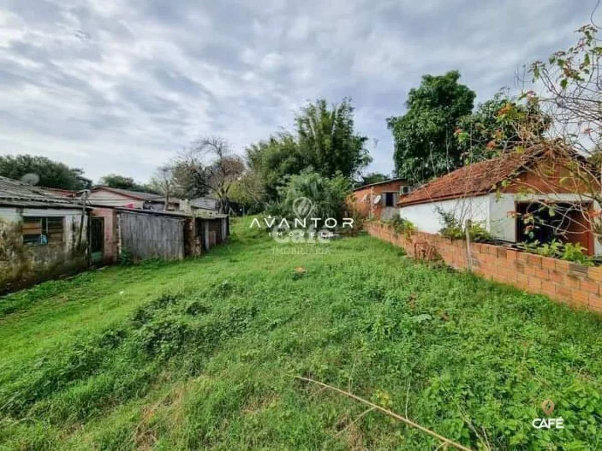 Terreno com vegetação e construções adjacentes — Terreno à venda em Boi Morto, Santa Maria/RS