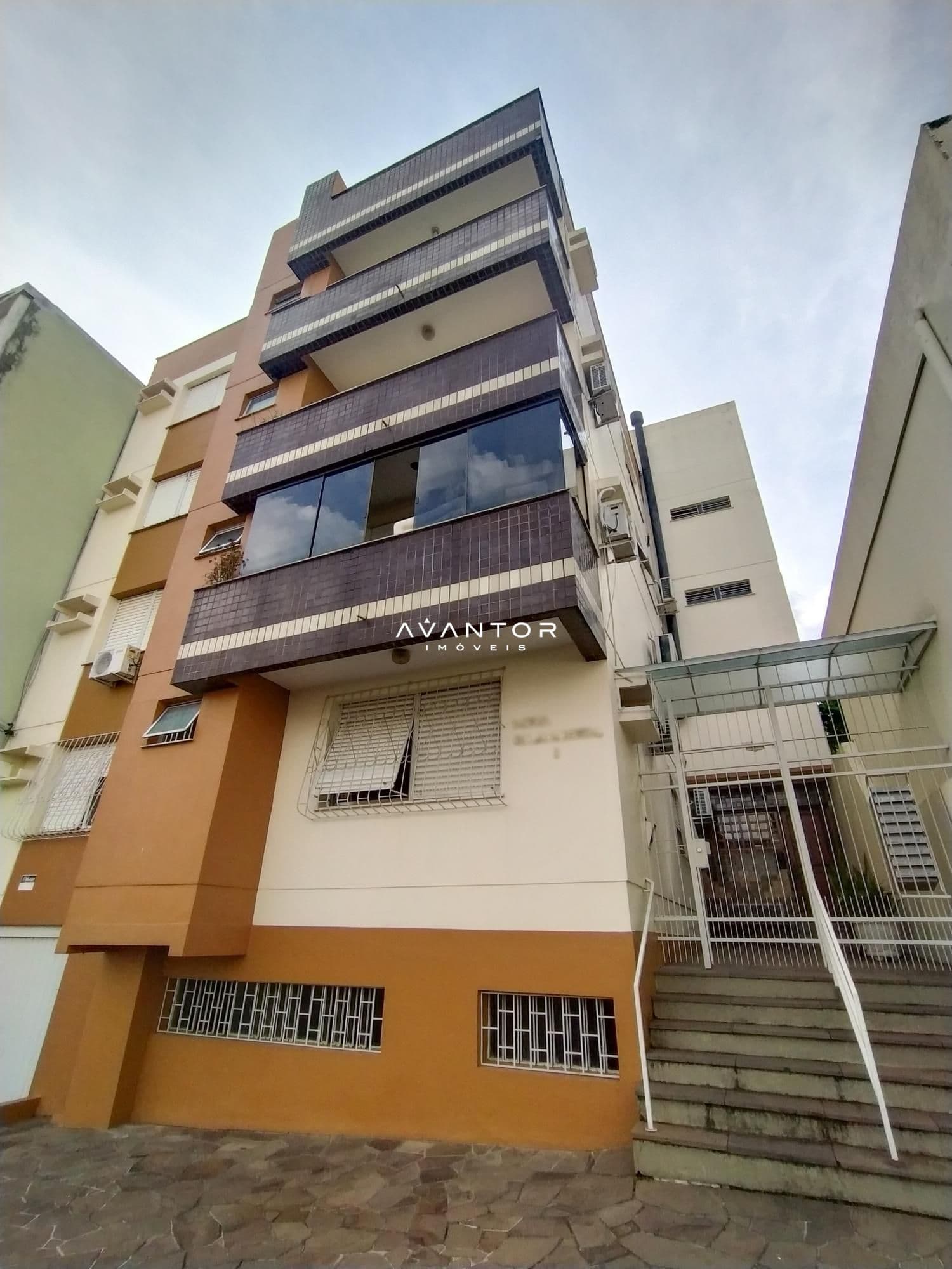 Fachada do prédio com sacadas — Apartamento com 2 quartos à venda em Nossa Senhora de Fátima, Santa Maria/RS